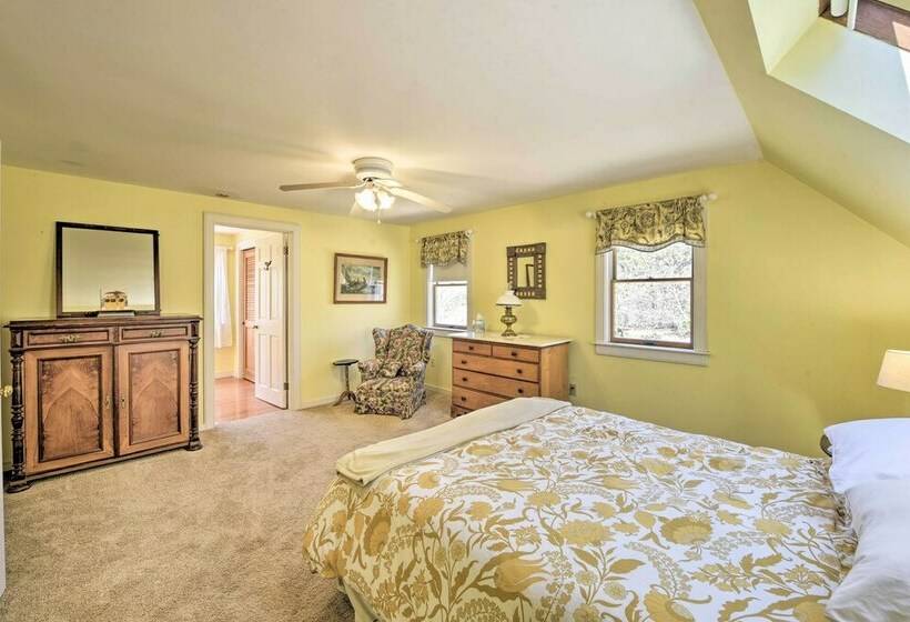 Peaceful Chilmark Farmhouse By Menemsha Beach