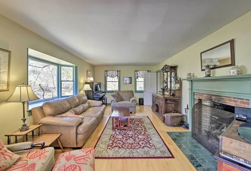 Peaceful Chilmark Farmhouse By Menemsha Beach