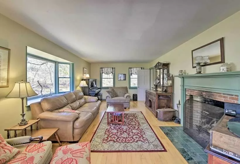 Peaceful Chilmark Farmhouse By Menemsha Beach