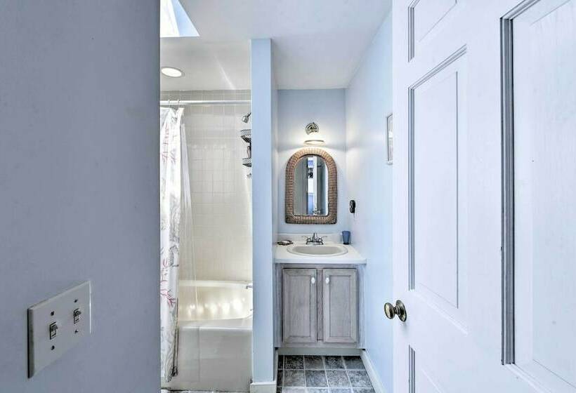 Peaceful Chilmark Farmhouse By Menemsha Beach