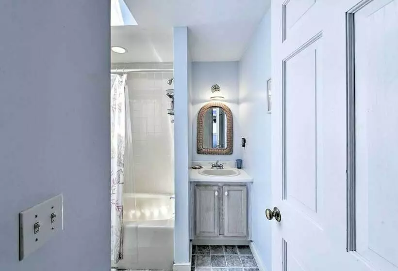 Peaceful Chilmark Farmhouse By Menemsha Beach