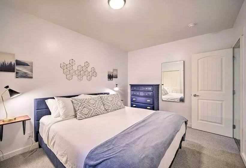 Peaceful Forest Retreat By Mt. Baker Slopes!