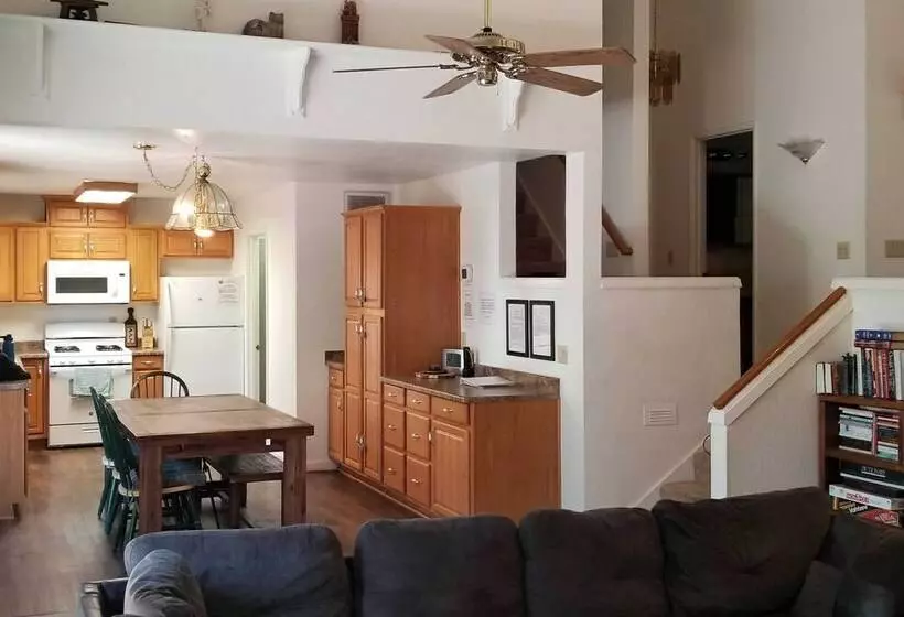 South Lake Tahoe Home W/ Deck: 4 Mi To Heavenly!