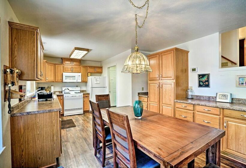 South Lake Tahoe Home W/ Deck: 4 Mi To Heavenly!