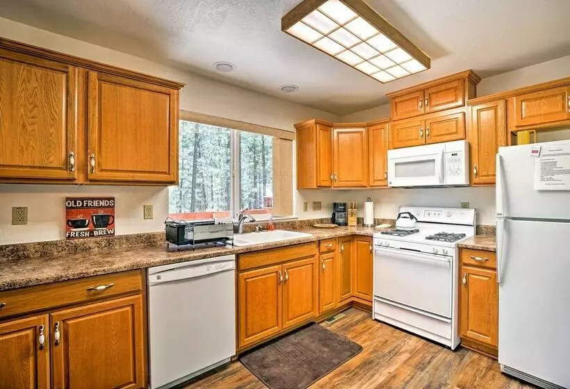 South Lake Tahoe Home W/ Deck: 4 Mi To Heavenly!