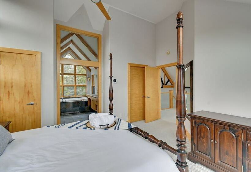 Stunning Sister Bay Home 4 Miles To Lake + Beach!