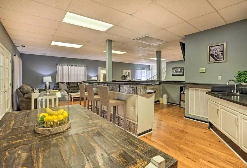 The B Haus  Lakefront Retreat W/ Boat Ramp!