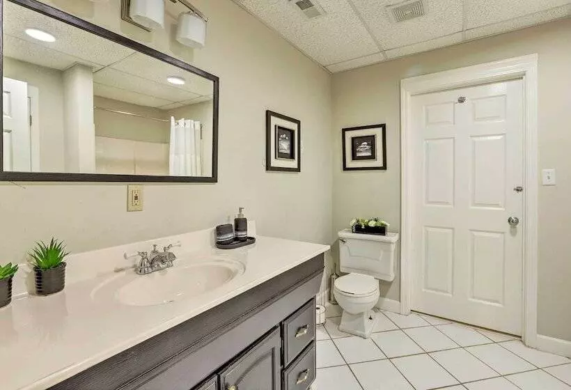 The B Haus  Lakefront Retreat W/ Boat Ramp!