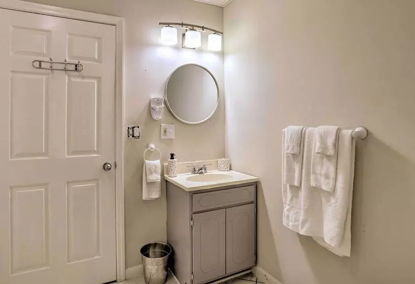 The B Haus  Lakefront Retreat W/ Boat Ramp!