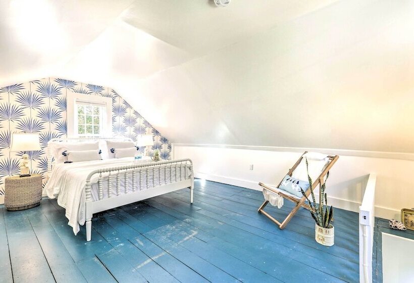 Walkable Dennis Cottage: The Blue Scallop