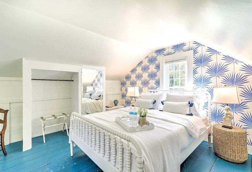 Walkable Dennis Cottage: The Blue Scallop