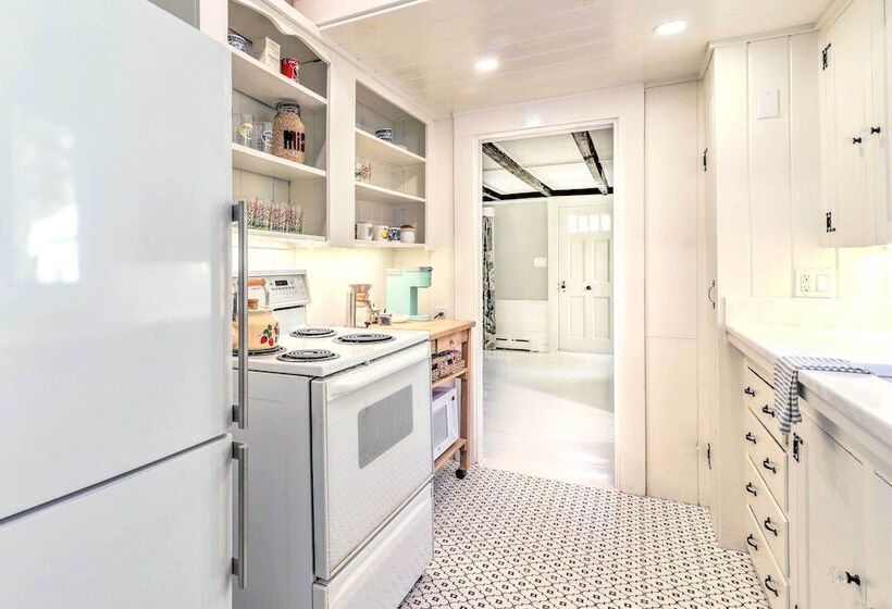 Walkable Dennis Cottage: The Blue Scallop