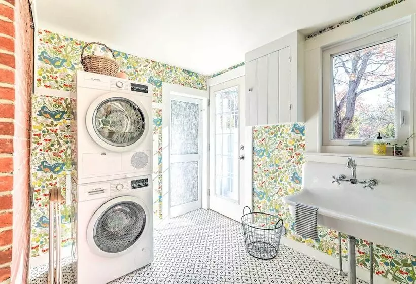 Walkable Dennis Cottage:  The Blue Scallop