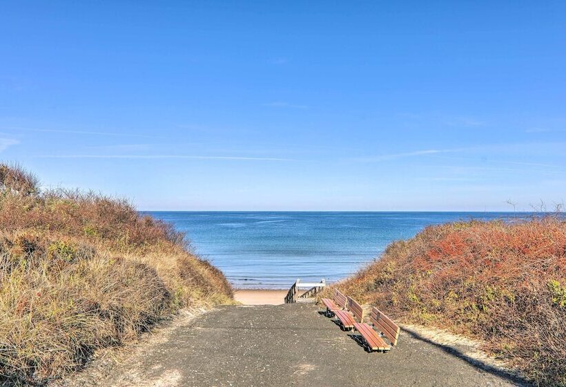 Walkable Dennis Cottage: The Blue Scallop