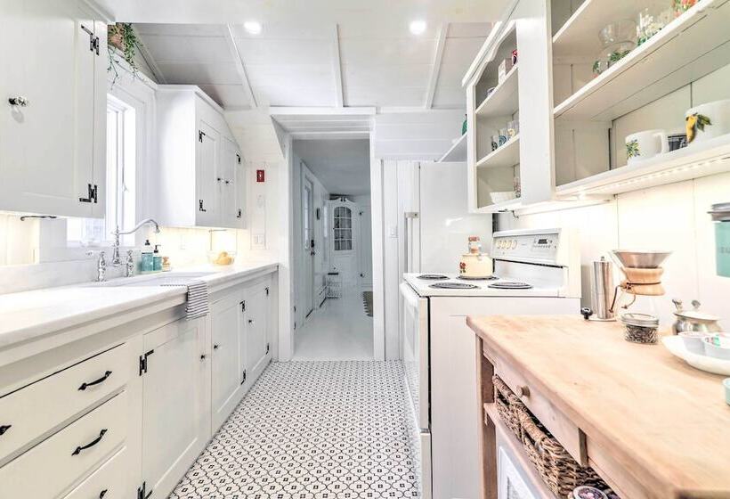 Walkable Dennis Cottage: The Blue Scallop