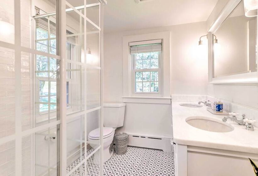 Walkable Dennis Cottage: The Blue Scallop