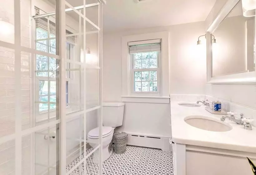 Walkable Dennis Cottage:  The Blue Scallop