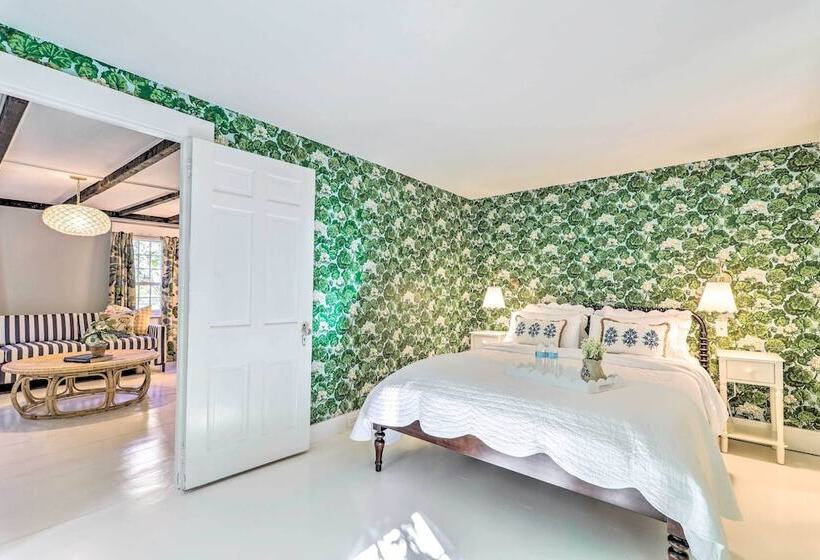 Walkable Dennis Cottage: The Blue Scallop