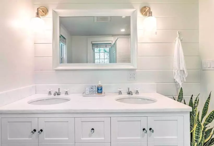 Walkable Dennis Cottage:  The Blue Scallop