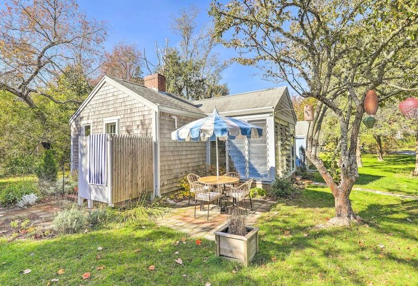 Walkable Dennis Cottage: The Blue Scallop