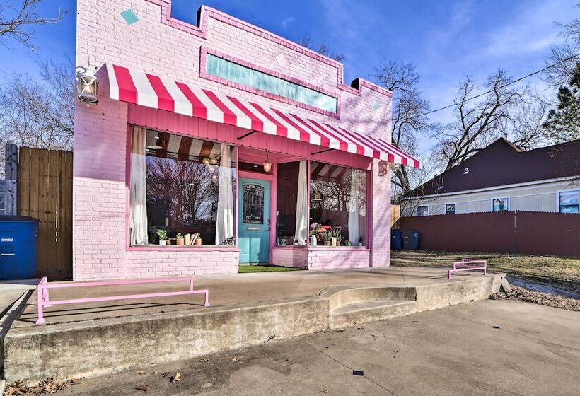 Unique, Themed Tulsa Escape ~ 2 Mi To Downtown!