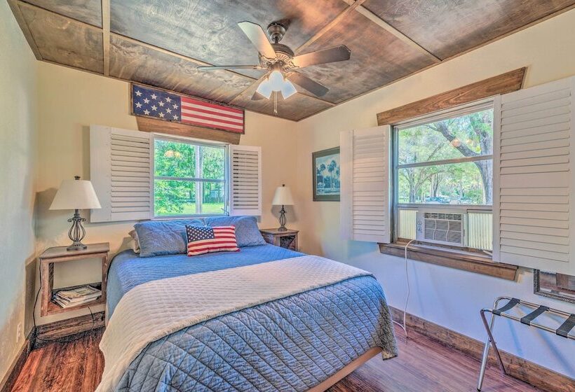 Waterside Anglers Heaven: Crooked River Fish Camp