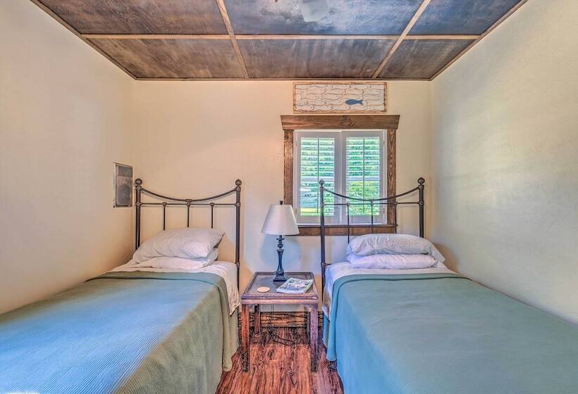 Waterside Anglers Heaven: Crooked River Fish Camp