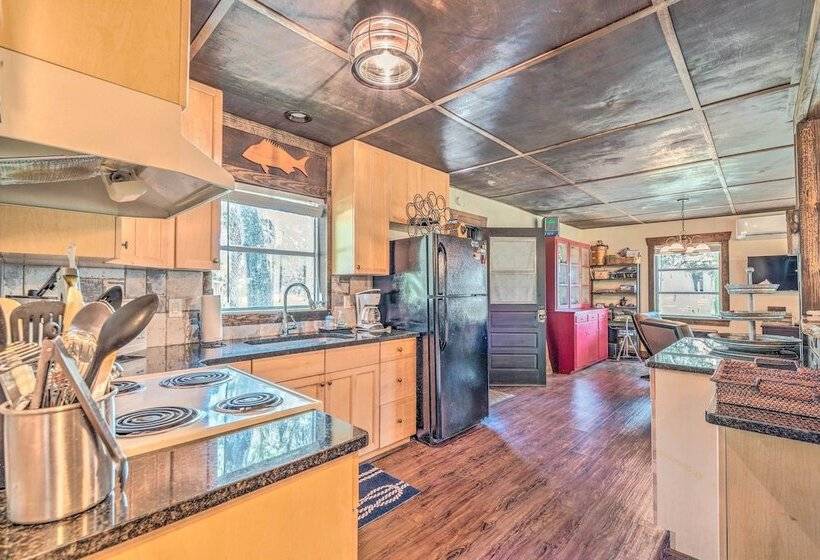 Waterside Anglers Heaven: Crooked River Fish Camp