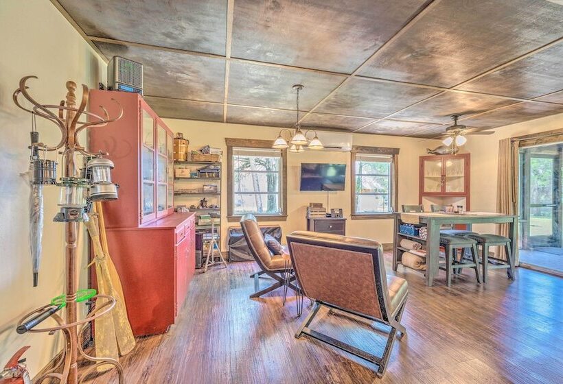 Waterside Anglers Heaven: Crooked River Fish Camp