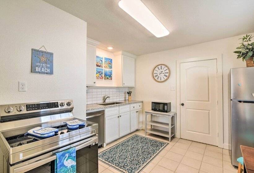 Blue Dolphin  Cottage: Walk To Galveston Seawall!