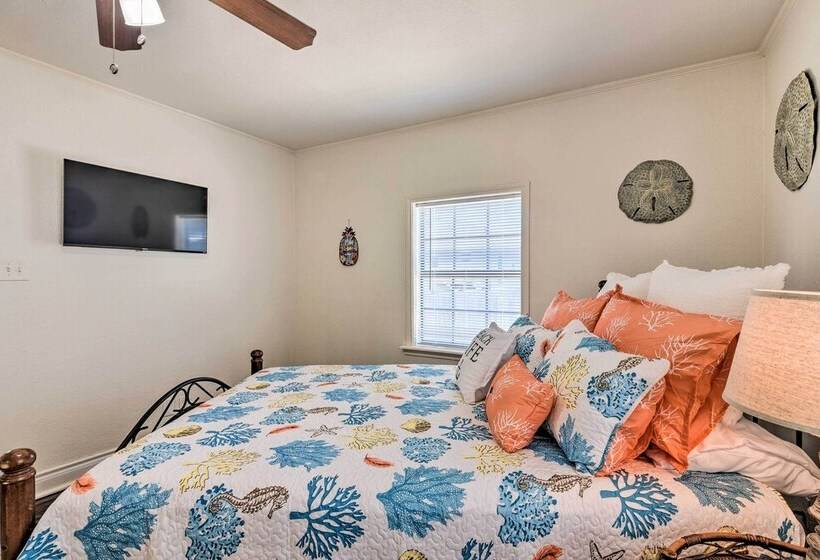 Blue Dolphin  Cottage: Walk To Galveston Seawall!