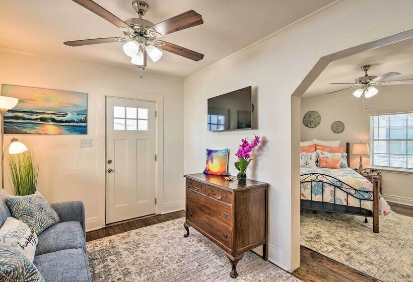 Blue Dolphin  Cottage: Walk To Galveston Seawall!