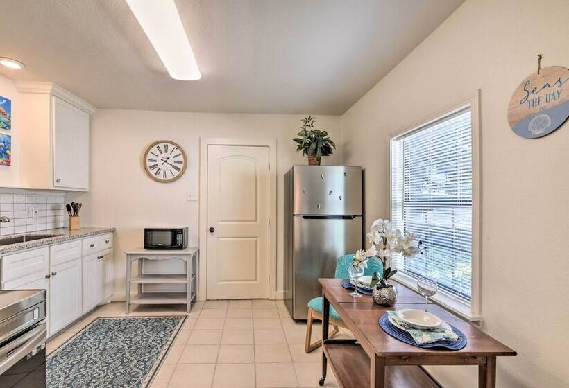 Blue Dolphin  Cottage: Walk To Galveston Seawall!