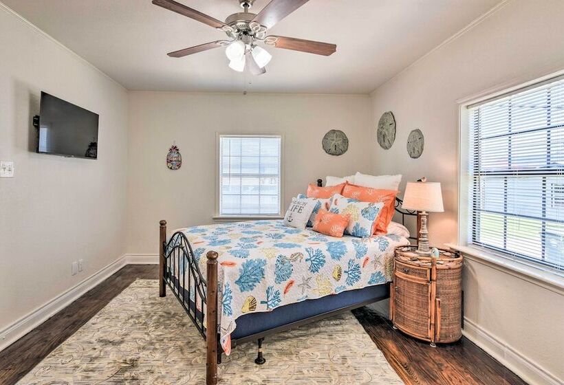 Blue Dolphin  Cottage: Walk To Galveston Seawall!