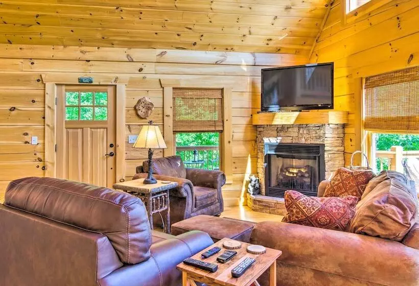 Tranquil Deck: Blue Ridge Mountain Retreat!