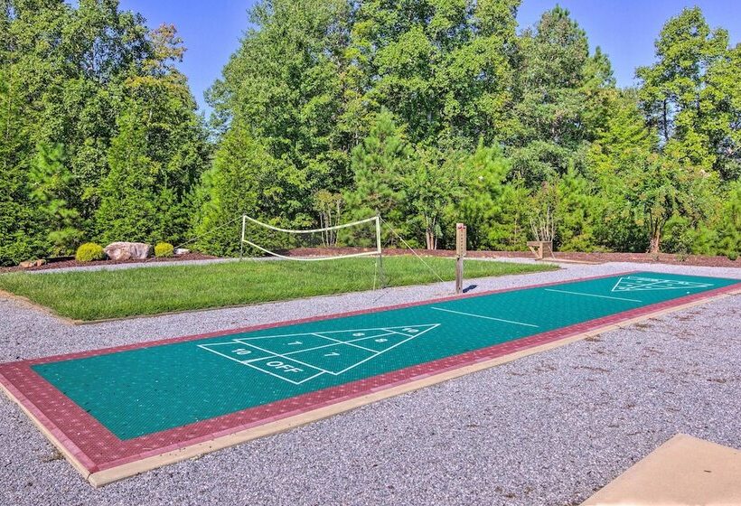 Tranquil Deck: Blue Ridge Mountain Retreat!
