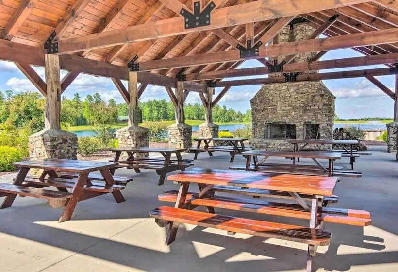 Tranquil Deck: Blue Ridge Mountain Retreat!