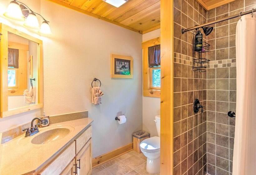 Tranquil Deck: Blue Ridge Mountain Retreat!