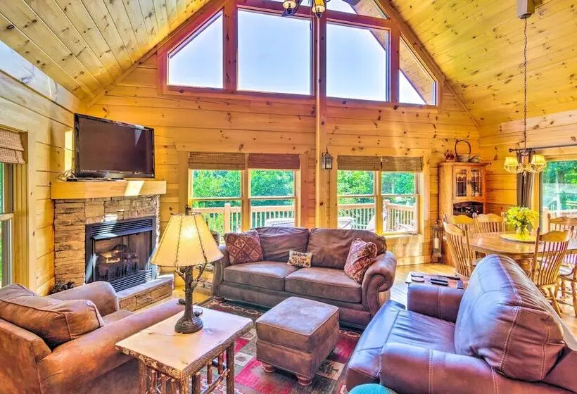 Tranquil Deck: Blue Ridge Mountain Retreat!