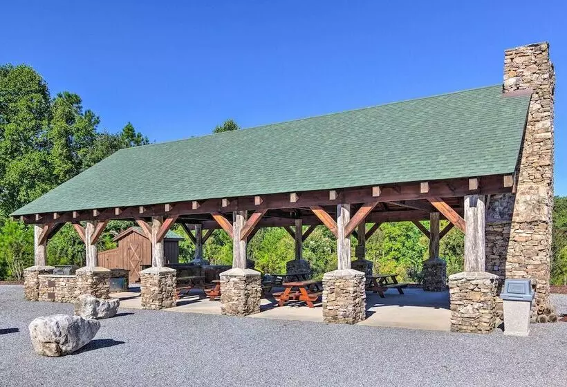 Tranquil Deck: Blue Ridge Mountain Retreat!
