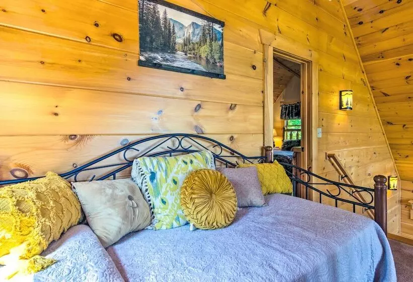 Tranquil Deck: Blue Ridge Mountain Retreat!