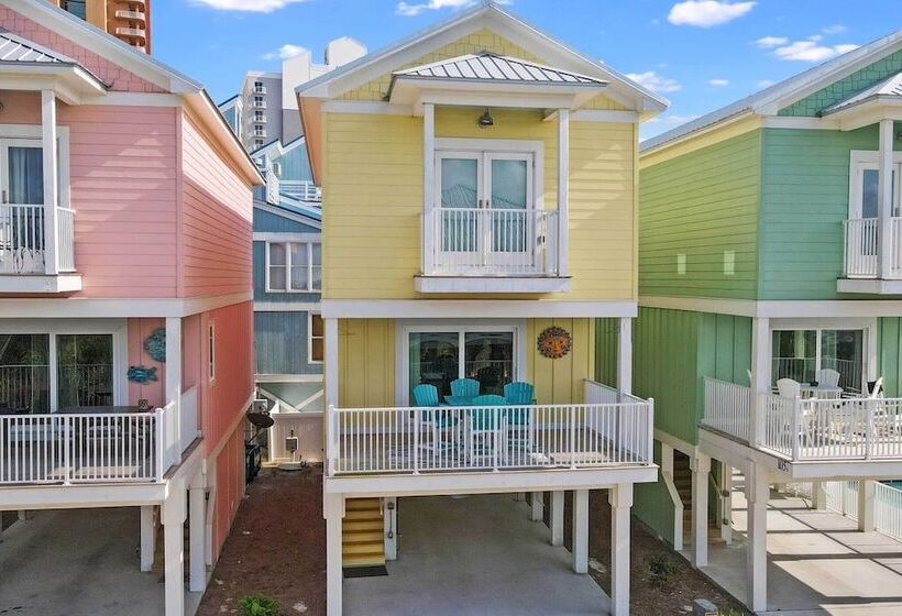 Sunny Gulf Shores Retreat W/ Deck: Walk To Beach!