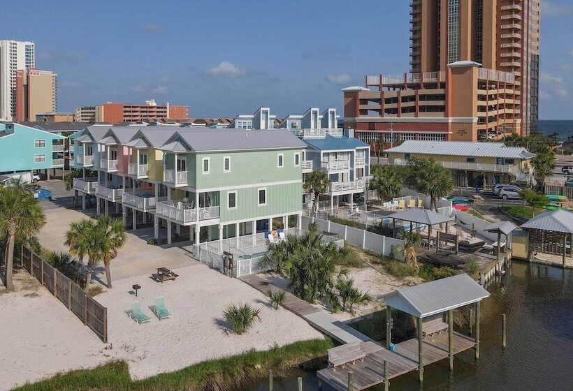 Sunny Gulf Shores Retreat W/ Deck: Walk To Beach!