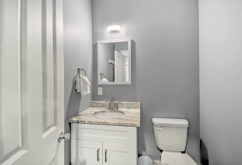 Sunny Gulf Shores Retreat W/ Deck: Walk To Beach!