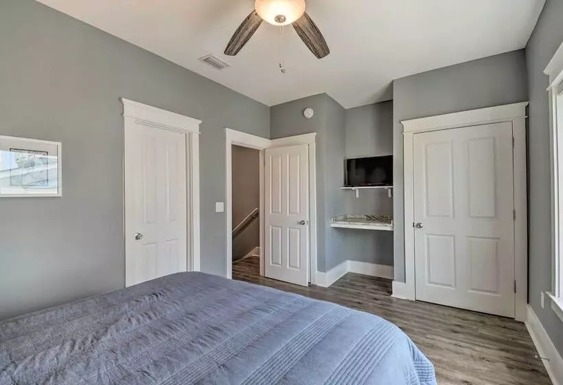 Sunny Gulf Shores Retreat W/ Deck: Walk To Beach!