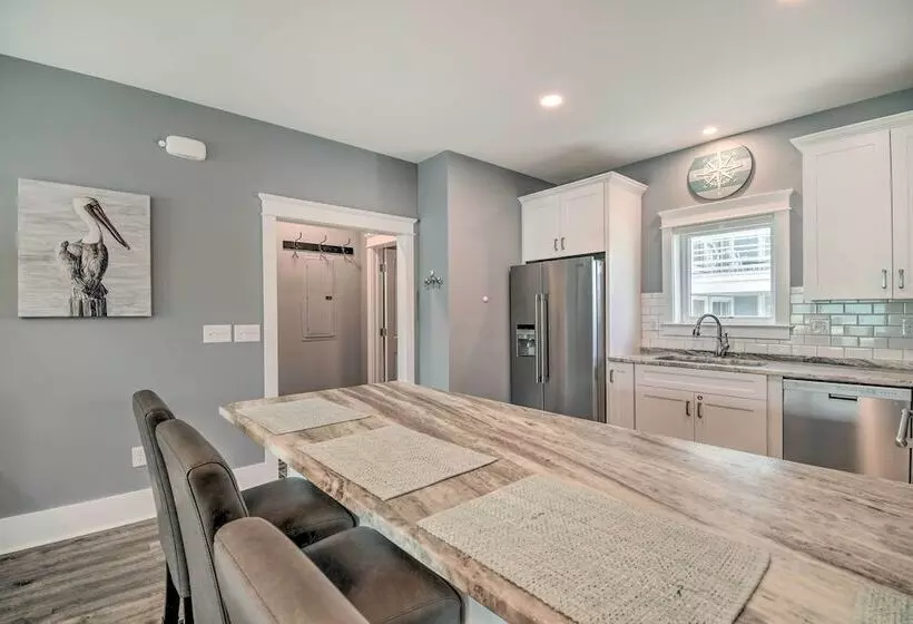 Sunny Gulf Shores Retreat W/ Deck: Walk To Beach!