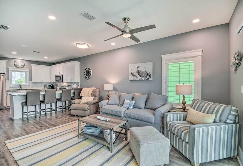Sunny Gulf Shores Retreat W/ Deck: Walk To Beach!