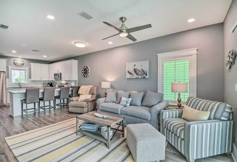 Sunny Gulf Shores Retreat W/ Deck: Walk To Beach!