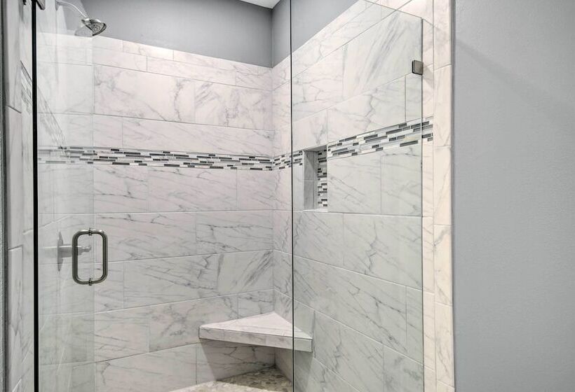 Sunny Gulf Shores Retreat W/ Deck: Walk To Beach!