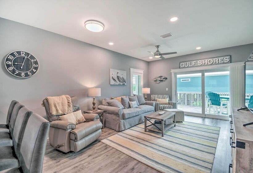 Sunny Gulf Shores Retreat W/ Deck: Walk To Beach!